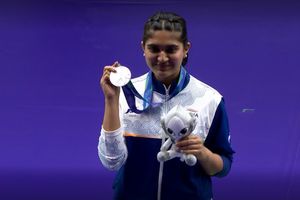 Asian Games: ईशा सिंह ने 25m पिस्टल में जीता सिल्वर मेडल, 5 शूट ऑफ के बाद फिसला सोना SportsTak Hindi