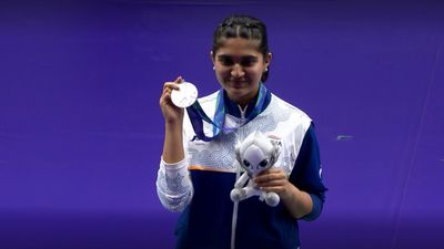 Asian Games: ईशा सिंह ने 25m पिस्टल में जीता सिल्वर मेडल, 5 शूट ऑफ के बाद फिसला सोना esha singh silver medal
