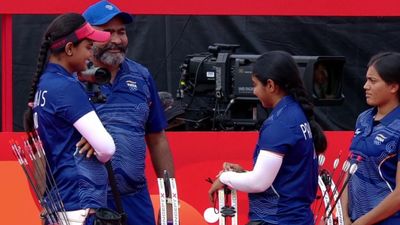 Asian Games: भारतीय महिला तीरंदाजों ने सोने पर लगाया निशाना, चीन को हराकर जीता सातवां गोल्ड मेडल indian archrey team