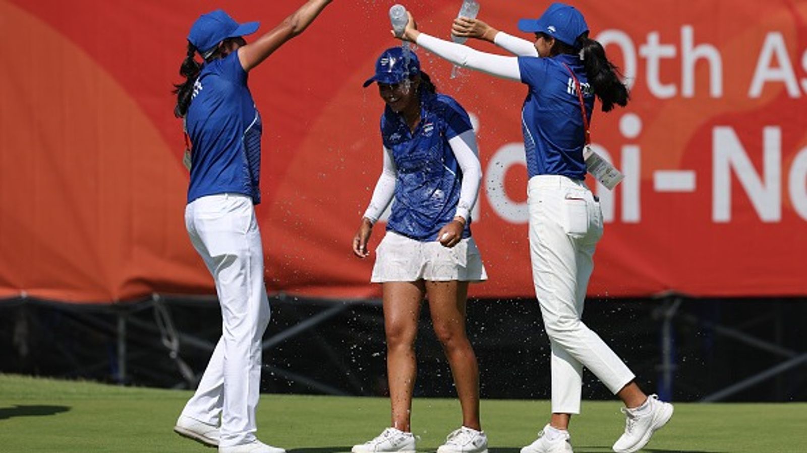 1982, 2002 और अब 2026, Asian games में भारत का गोल्फ में तीसरा व्यक्तिगत गोल्ड, पहली बार भारतीय महिला गोल्फर बनीं चैंपियन ऐतिहासिक गोल्ड का जश्न मनाती प्रणवी उर्स (PC: Getty)