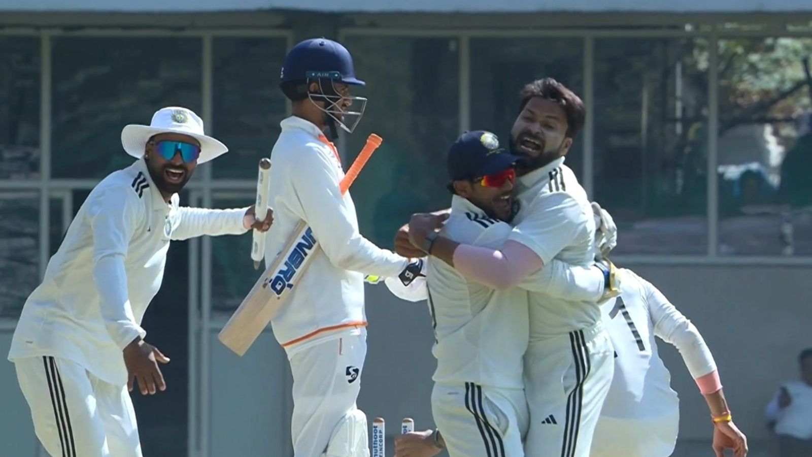 279 के चेज में जम्मू एंड कश्मीर को 111 पर ढेर करके मुकेश ने इंडिया को बनाया चैंपियन, न्यूजीलैंड दौरे से पहले भारत को मिली राहत मैच के दौरान मुकेश कुमार