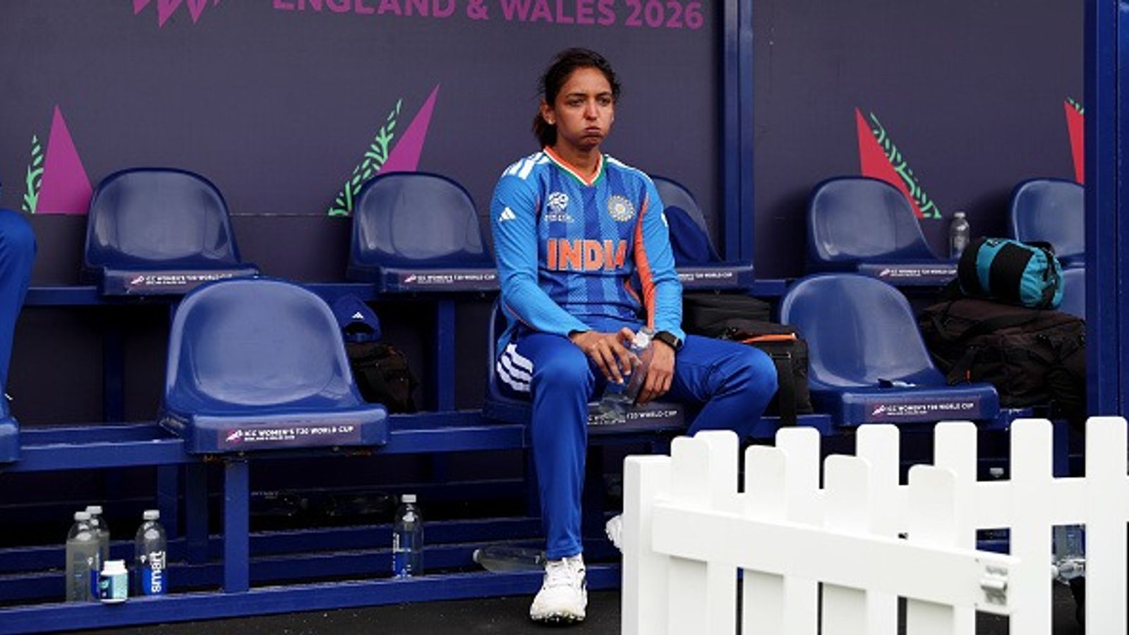 हरमनप्रीत कौर ने एशियन गेम्स 2026 में गोल्ड जीतने के बाद छोड़ी कप्तानी, BCCI की रिव्यू मीटिंग में हिस्सा लेने के बाद फैसला, अब क्या है आगे का प्लान? हरमनप्रीत ने बीते दिनों एशियन गेम्स में गोल्ड जीता. (PC: Getty)