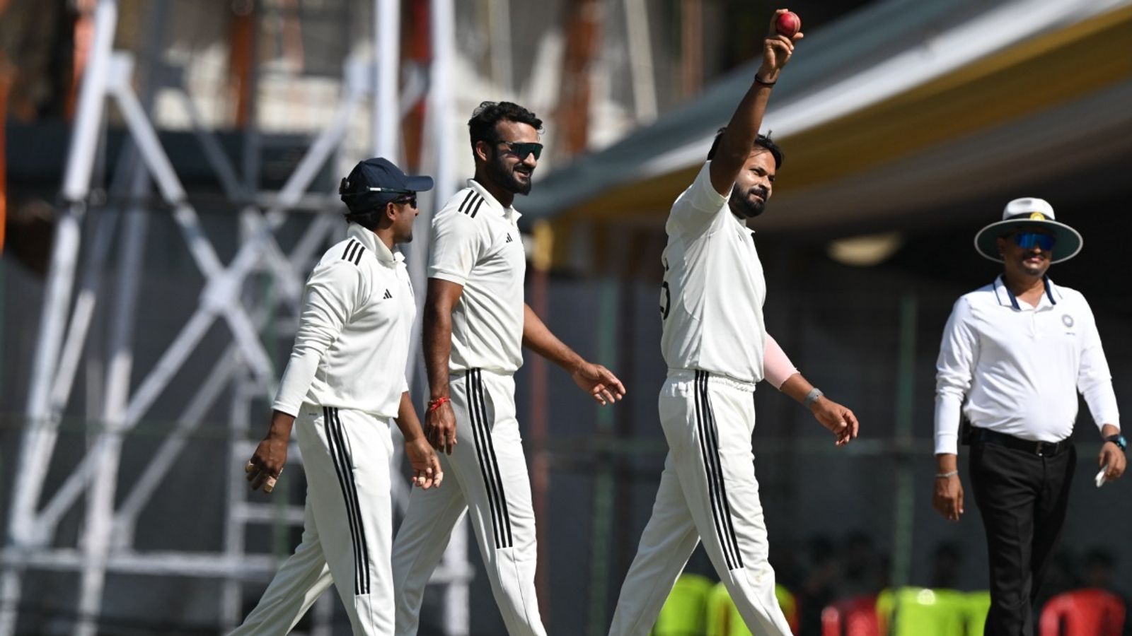 INDvsNZ: टीम इंडिया में इन 2 चेहरों की सरप्राइज एंट्री, एक की सालभर बाद वापसी, मिलेगा हार्दिक का उत्तराधिकारी! मुकेश कुमार और आकाश दीप (पीछे)