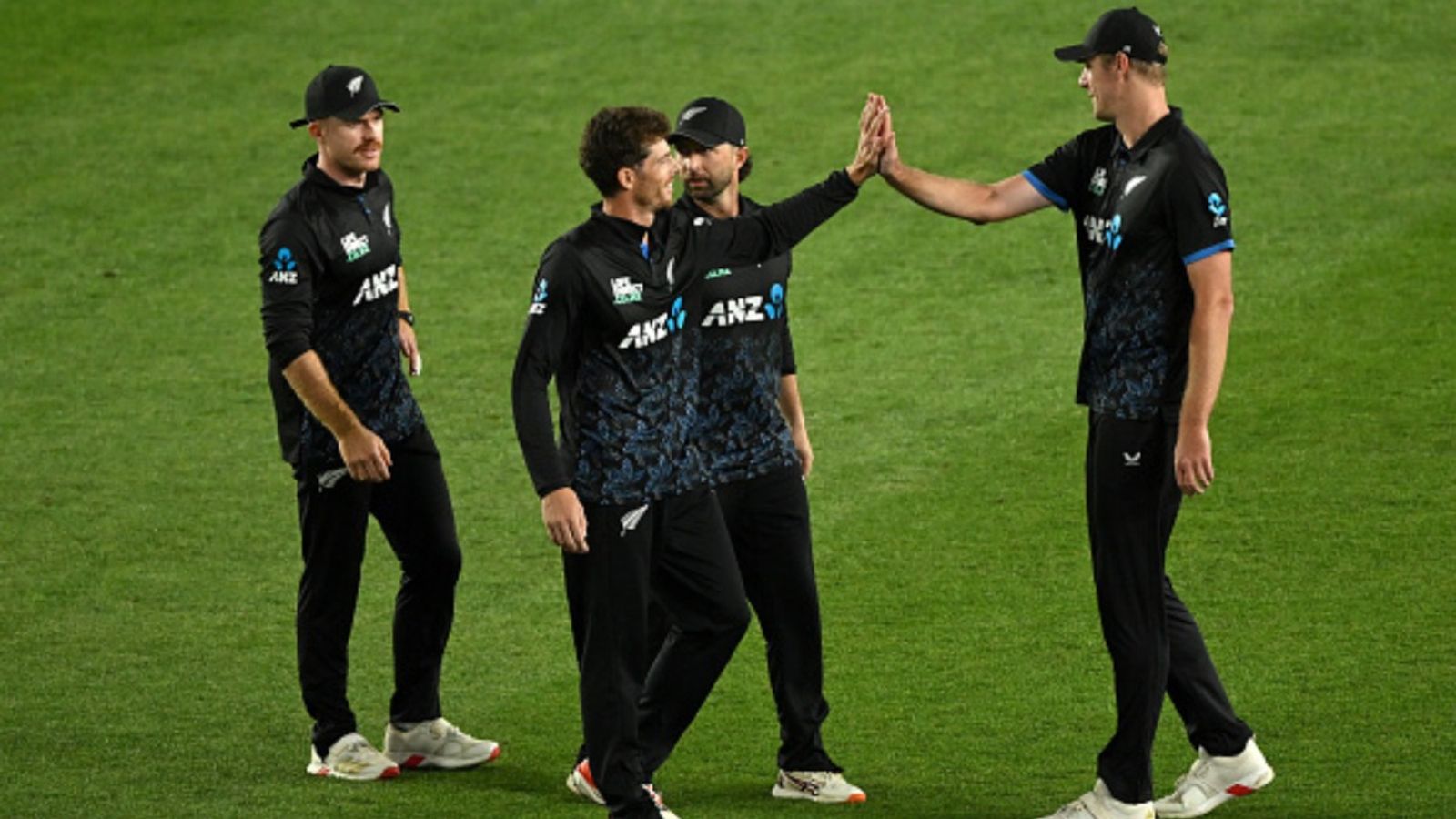 INDvsNZ: भारत के खिलाफ न्यूजीलैंड T20I स्क्वॉड से 2 खिलाड़ी बाहर, इन सूरमाओं को मिला मौका न्यूजीलैंड टी20 क्रिकेट मिचेल सैंटनर की कप्तानी में खेलता है. (Photo: Getty)