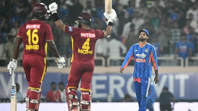 रांची T20I में 249 रन बनाने वाली टीम इंडिया को जीत के लिए कितने रन का देना चाहिए था लक्ष्य? WI के खिलाफ जरा सी चूक पड़ी भारी शतक का जश्न मनाते शे होप (PC: Getty)