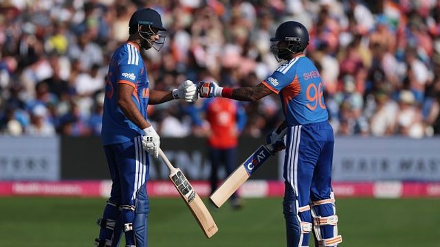 टीम इंडिया में सिर्फ दो लोगों की जगह पक्की, रांची T20I में निराशाजनक प्रदर्शन के बाद गौतम गंभीर का क्या है फैसला शिवम दुबे को चौथे नंबर पर भेजा गया था. (PC: Getty)