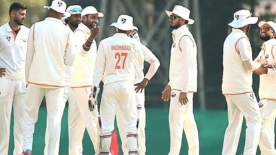 रणजी ट्रॉफी 2026-27 सीजन में क्यों नहीं हो रहा है DRS का इस्तेमाल, क्या नॉकआउट में होगी वापसी? जानें पूरी कहानी Jammu & Kashmir players celebrate after winning maiden Ranji Trophy title. (X)