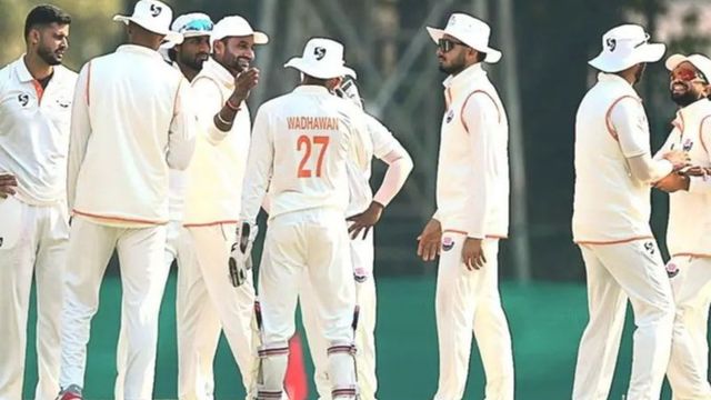 रणजी ट्रॉफी 2026-27 सीजन में क्यों नहीं हो रहा है DRS का इस्तेमाल, क्या नॉकआउट में होगी वापसी? जानें पूरी कहानी जम्मू एंड कश्मीर टीम के खिलाड़ी