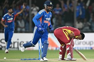 IND vs WI: रांची में धुलाई के बाद भारतीय गेंदबाजों ने इंदौर में कैसे पलट दिया मैच का रुख? SportsTak Hindi