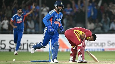 IND vs WI: रांची में धुलाई के बाद भारतीय गेंदबाजों ने इंदौर में कैसे पलट दिया मैच का रुख? SportsTak Hindi