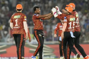 IPL 2027 से पहले दूसरा ट्रेड, SRH-DC ने बदले खिलाड़ी, 10.75 करोड़ी पेसर आधी रकम में खेलने को तैयार SportsTak Hindi