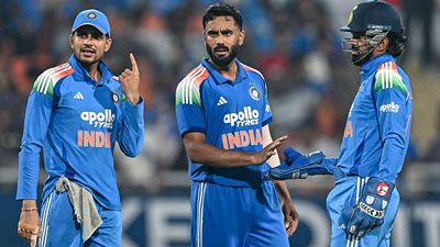 न्यूजीलैंड के खिलाफ एक नहीं बल्कि दो ODI टीम इंडिया का कब होगा ऐलान, किस नए खिलाड़ी को मौका? जानें सब कुछ India's captain Shubman Gill (L), teammates Naman Dhir (C) and KL Rahul in this frame. (Getty)