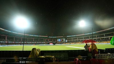 IND vs WI : बेंगलुरु में बारिश बिगाड़ेगी टीम इंडिया का खेल! अगर रद्द हुआ मैच तो कौन जीतेगा सीरीज, जानें अंतिम T20I से जुड़ी हर एक बात Play is stopped due to rain bengaluru weather ind vs wi update