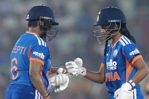 INDvsZIM: जिम्बाब्वे को हराने में भारत के छूटे पसीने, 19 पर 4 विकेट गिरे, निकी-दीप्ति ने दिलाई जीत SportsTak Hindi