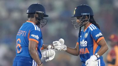 INDvsZIM: जिम्बाब्वे को हराने में भारत के छूटे पसीने, 19 पर 4 विकेट गिरे, निकी-दीप्ति ने दिलाई जीत niki prasad deepti