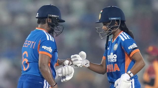 INDvsZIM: जिम्बाब्वे को हराने में भारत के छूटे पसीने, 19 पर 4 विकेट गिरे, निकी-दीप्ति ने दिलाई जीत निकी प्रसाद और दीप्ति शर्मा.