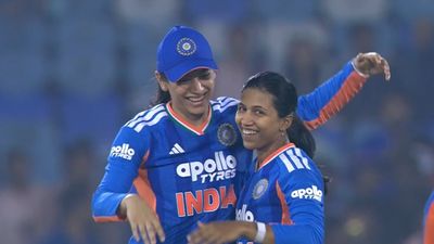 IND vs ZIM : कौन हैं निकी प्रसाद? जिनकी 2 गेंद में बना रिकॉर्ड तो भारत ने जिम्बाब्वे के खिलाफ जीती T20I सीरीज Niki Prasad with Smriti after taking a wicket