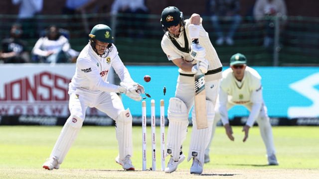 SAvsAUS: ऑस्ट्रेलिया को 21 साल बाद घर से बाहर फॉलोऑन, आखिरी बार भारत के सामने हुआ था ऐसा स्टीव स्मिथ बोल्ड हुए. (Photo: Getty)