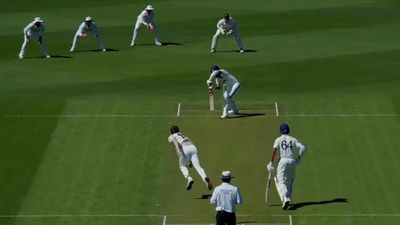 IND vs NZ : भारत के रेड बॉल अभियान का बुरा आगाज, राहुल, सुदर्शन और जायसवाल सभी फ्लॉप, गंभीर की बढ़ी टेंशन KL Rahul plays a shot against New Zealand