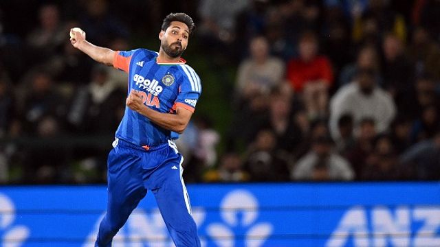 भुनवेश्वर कुमार न्यूजीलैंड दौरा समाप्त होने के बाद भारत में खेलेंगे घरेलू क्रिकेट, वेलिंगटन में ही बताया पूरा प्लान गेदबाजी के दौरान भुवनेश्वर कुमार
