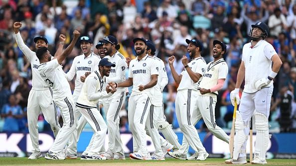India bowler Mohammed Siraj (l) and team mates celebrate the wicket of Jamie Overton after a review during day five of the Fifth Test