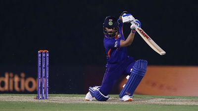 Run-machine Virat Kohli in competetion with Chris Gayle to break Mahela Jayawardene's T20 World Cup record SportsTak