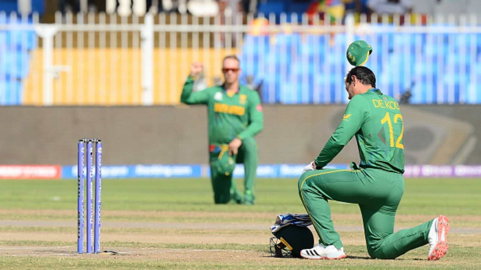 Quinton de Kock dampens down BLM saga, takes knee against Sri Lanka Quinton de Kock dampens down BLM saga, takes knee against Sri Lanka
