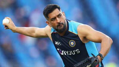 Virat Kohli and Co should take a leaf out of MS Dhoni's book, suggests Harbhajan Singh SportsTak