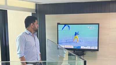 MS Dhoni watches Shahrukh Khan finish it in style; CSK contract on cards? SportsTak