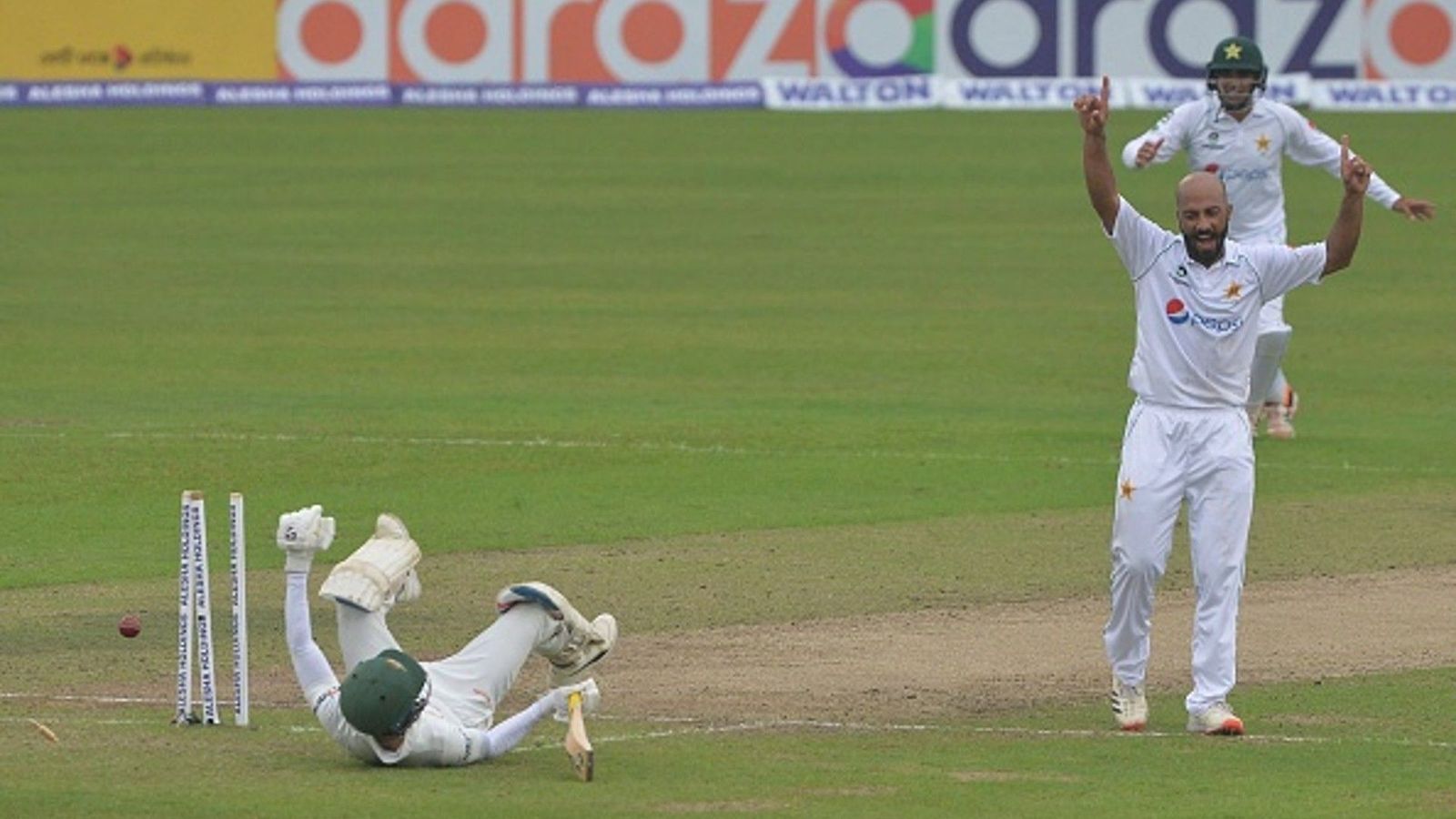 Pakistan off-spinner Sajid Khan's six-fer reduces Bangladesh to 76/7 on Day 4 Pakistan off-spinner Sajid Khan's six-fer reduces Bangladesh to 76/7 on Day 4