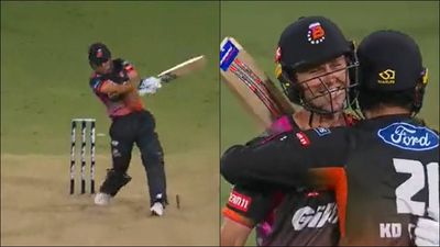 Trent Boult wins the match with last-ball six after 3 wickets fall in last over SportsTak