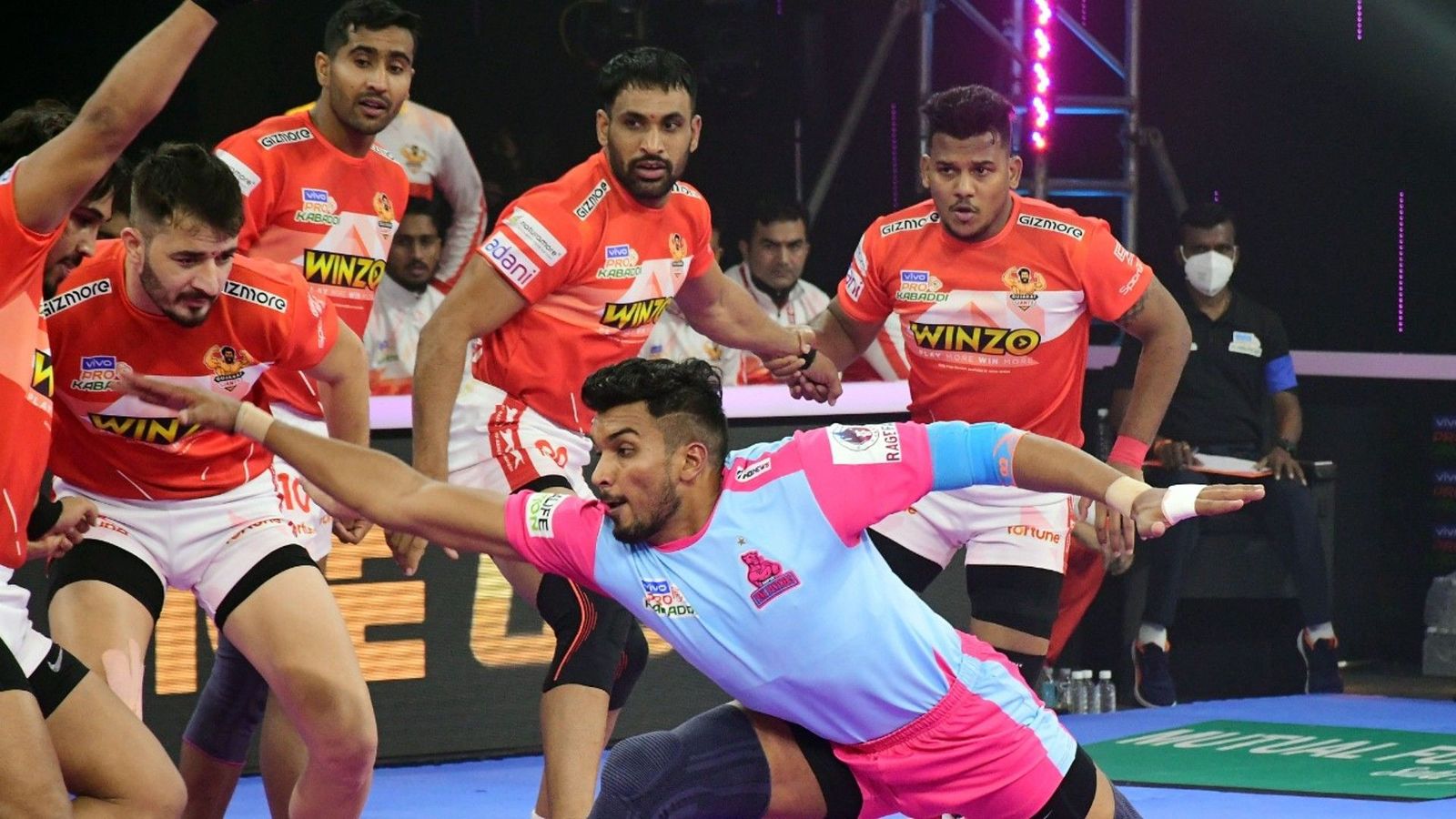 9 points in final 5 minutes see Gujarat Giants beat Jaipur Pink Panthers by 34-27 9 points in final 5 minutes see Gujarat Giants beat Jaipur Pink Panthers by 34-27