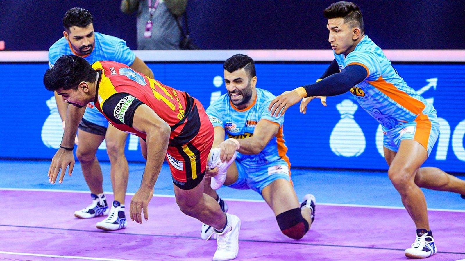 Pawan leads Bengaluru Bulls to a dramatic victory over Bengal Warriors Pawan leads Bengaluru Bulls to a dramatic victory over Bengal Warriors