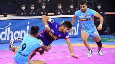 Dabang Delhi thump Bengal Warriors as Gujarat and U.P play out a tie in Pro Kabaddi League SportsTak
