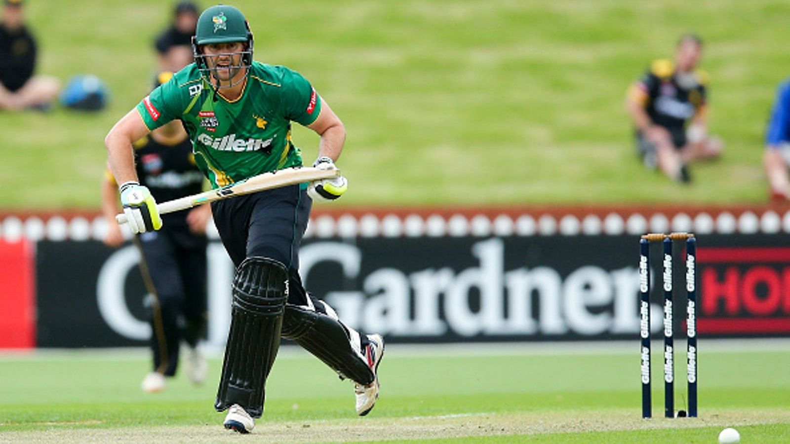 Rain of sixes and fours as Central Districts skipper Bruce scores 93 runs off 36 balls Rain of sixes and fours as Central Districts skipper Bruce scores 93 runs off 36 balls