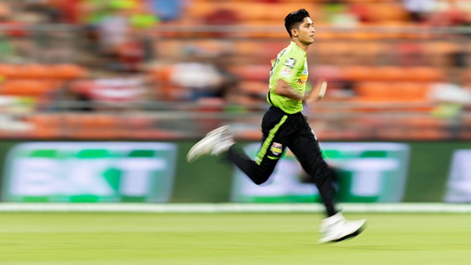 3 wickets in one over! Pakistan fast bowler derails Strikers run chase on BBL debut 3 wickets in one over! Pakistan fast bowler derails Strikers run chase on BBL debut