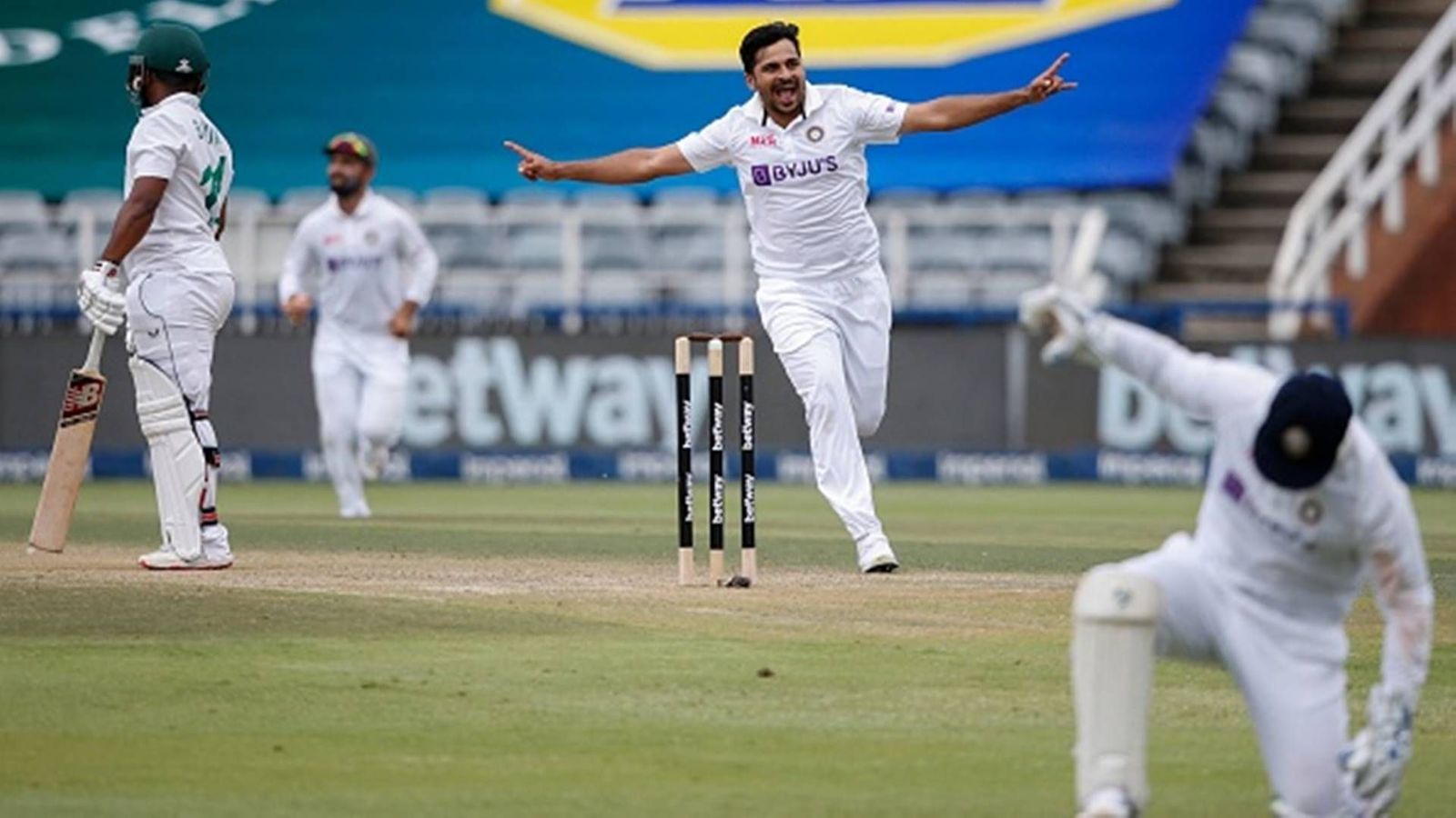 Thakur breaks Harbhajan, Ashwin's record & equals Hoggard's 2005 record with sensational 7-fer Thakur breaks Harbhajan, Ashwin's record & equals Hoggard's 2005 record with sensational 7-fer