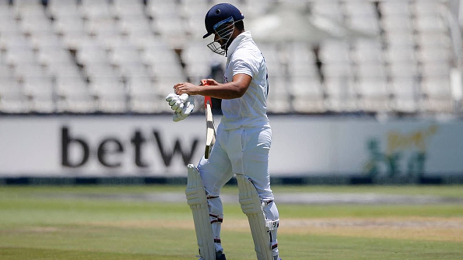 Dravid must have given him a 'bamboo': Gavaskar slams Pant again for reckless shot selection Dravid must have given him a 'bamboo': Gavaskar slams Pant again for reckless shot selection