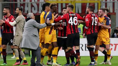Mourinho storms onto pitch to prevent Roma striker from getting red card SportsTak