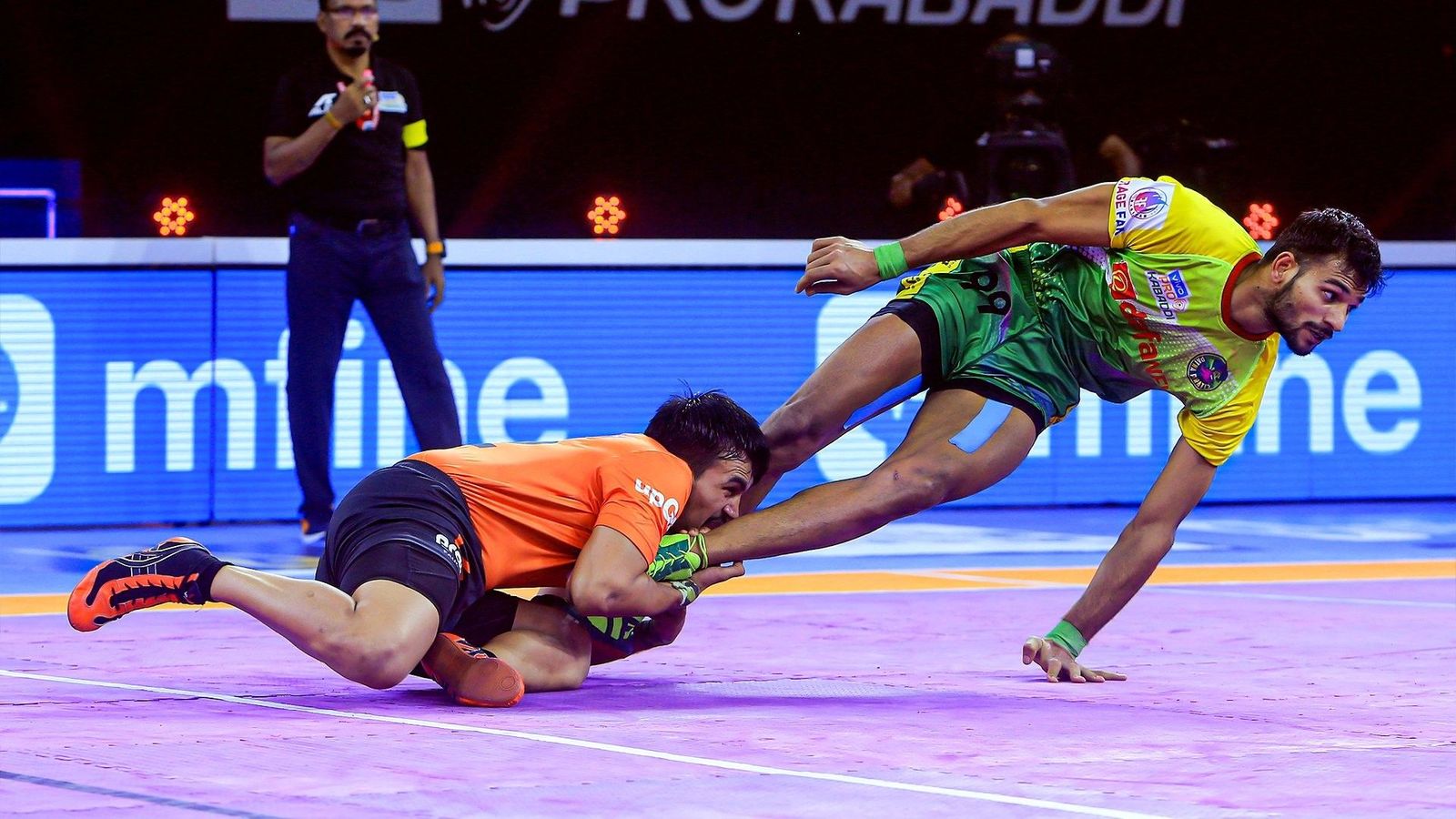 Patna Pirates go top of the table with win against U Mumba; Giants down Titans Patna Pirates go top of the table with win against U Mumba; Giants down Titans