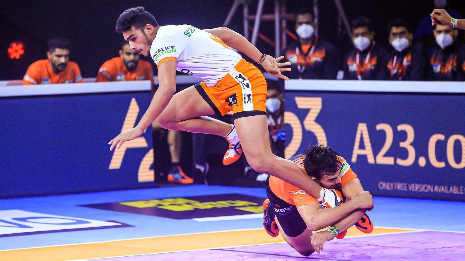 Puneri Paltans romp local rivals U Mumba while defending champions Bengal Warriors win close contest Puneri Paltans romp local rivals U Mumba while defending champions Bengal Warriors win close contest