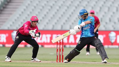 Uncapped England wicketkeeper-batter's unbeaten 71 changes Adelaide Strikers' fortunes, through to BBL playoffs SportsTak