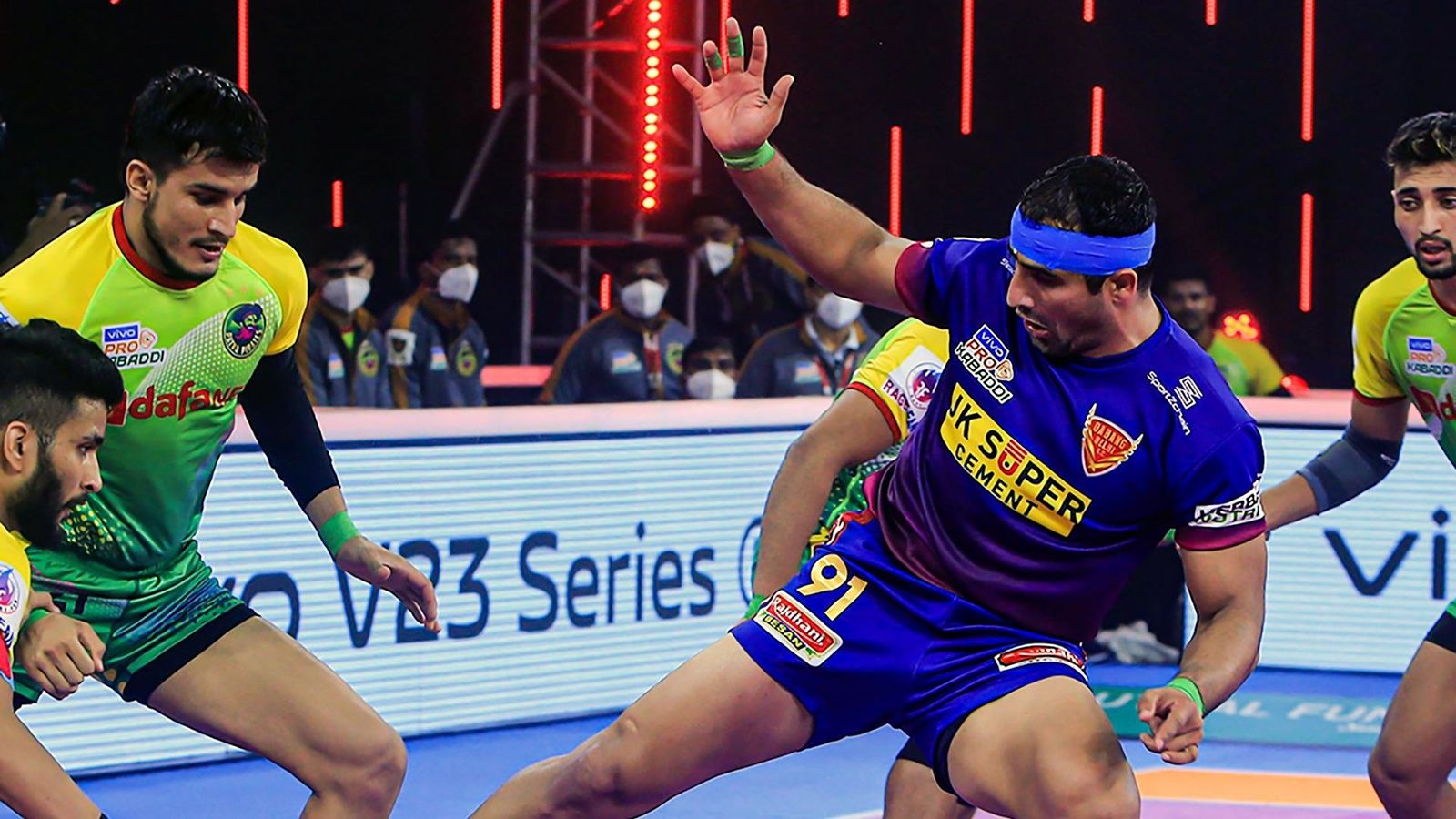 Dabang Delhi beat Patna Pirates to go top of the table; Giants manage a tie Dabang Delhi beat Patna Pirates to go top of the table; Giants manage a tie