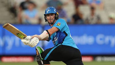 English wicketkeeper takes Strikers to BBL qualifier as Sangha's 61-run knock falls short in run chase SportsTak