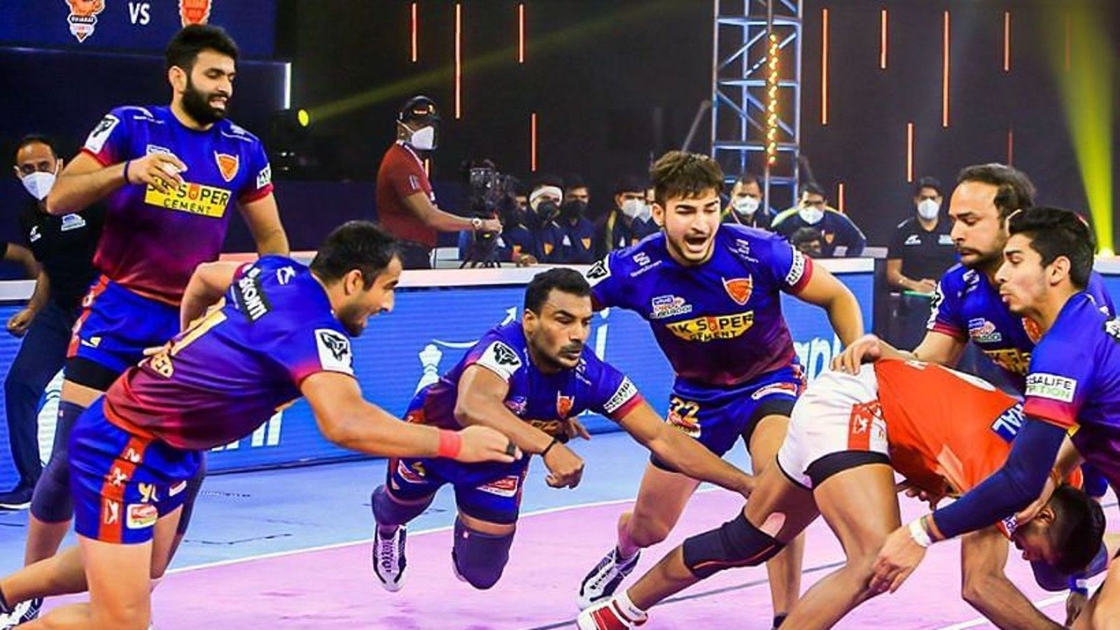 Ajay & Pardeep help Giants beat Steelers; Delhi make spectacular comeback to defeat U Mumba Ajay & Pardeep help Giants beat Steelers; Delhi make spectacular comeback to defeat U Mumba