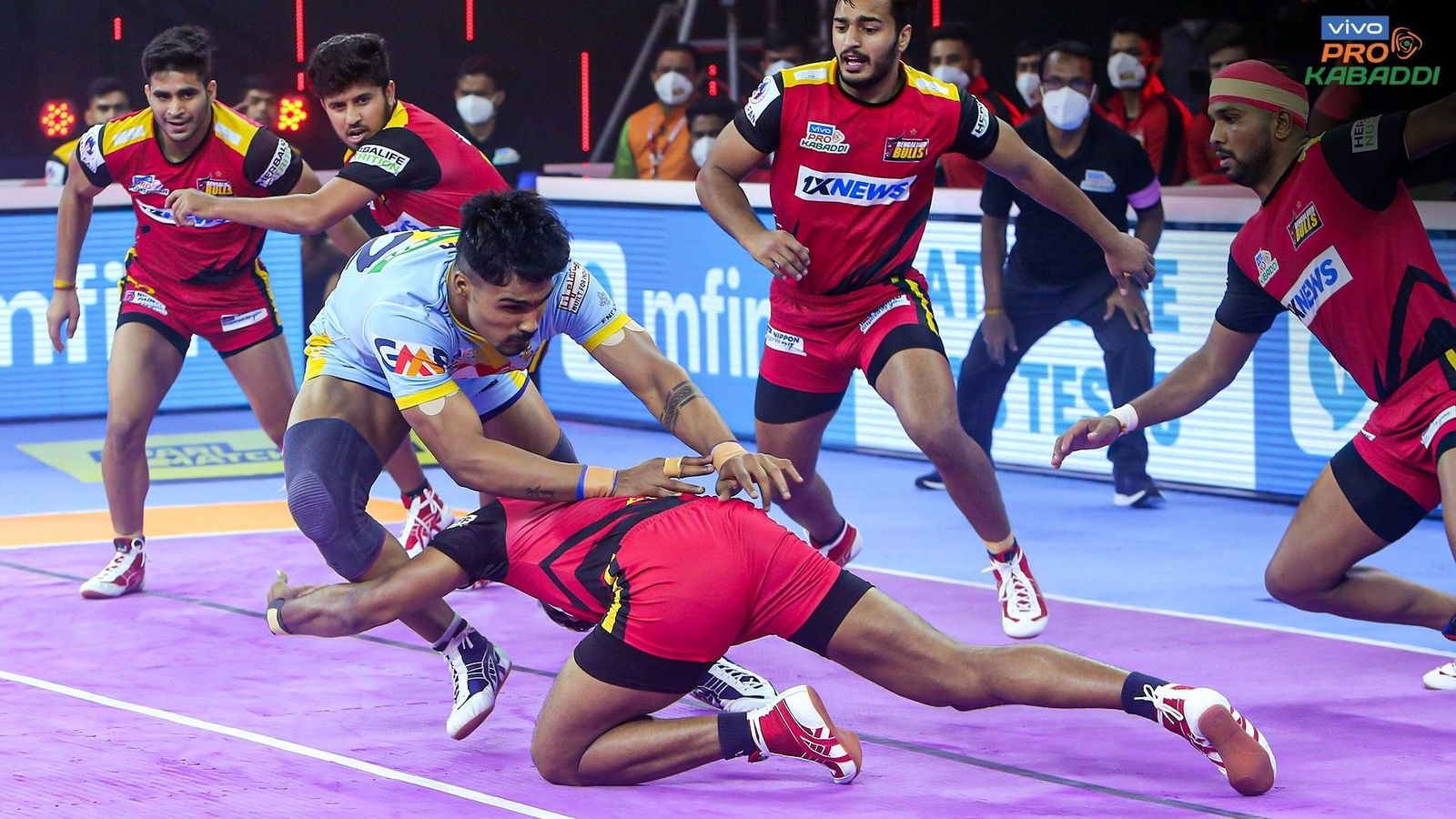 Giants hammer Warriors in one-sided contest; Bulls edge past Yoddhas to take on step closer towards top position Giants hammer Warriors in one-sided contest; Bulls edge past Yoddhas to take on step closer towards top position
