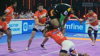 Pardeep Kumar's final minute gem helps Gujarat Giants carve out victory against Bengaluru Bulls SportsTak