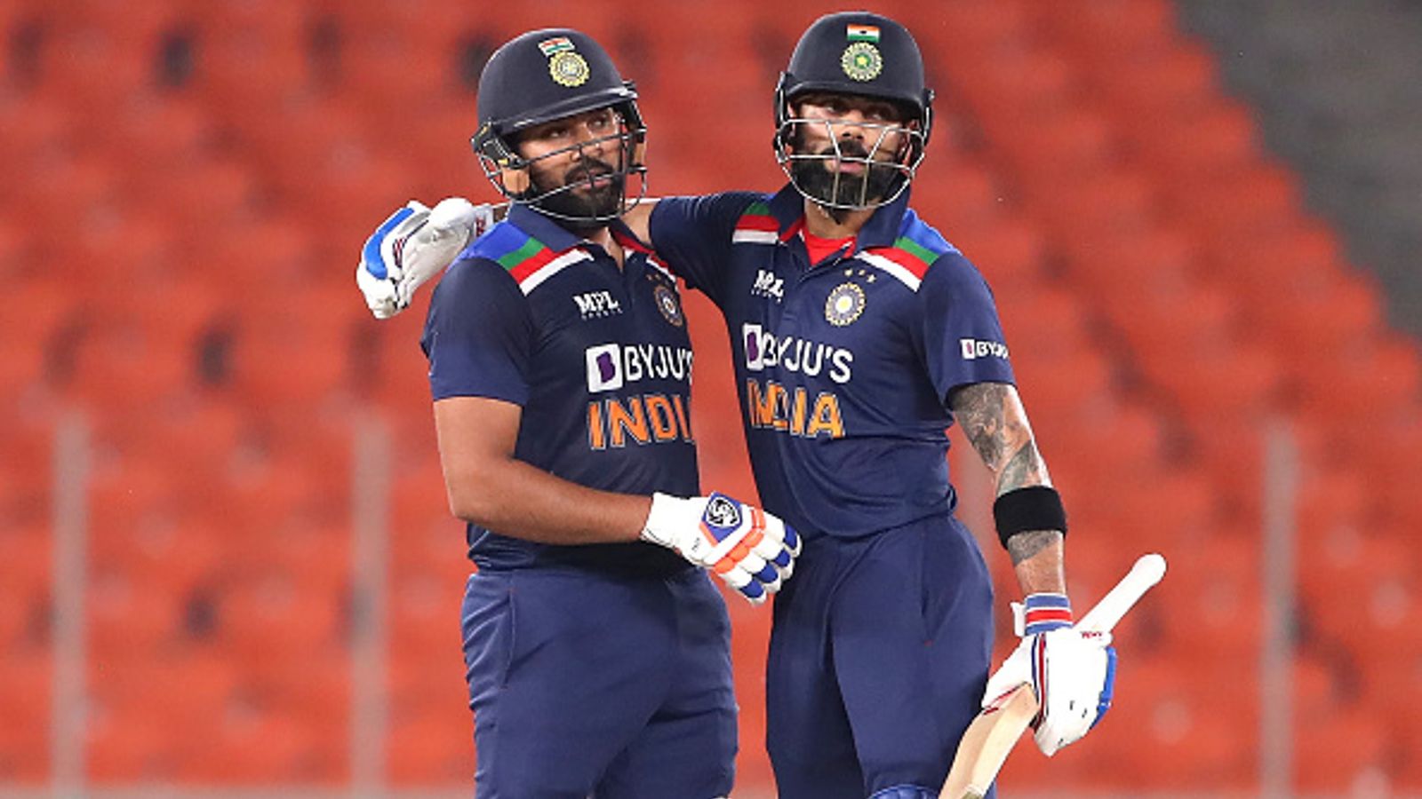 Rohit Sharma and Virat Kohli involved in an interesting conversation as stump-mic catches their chat Rohit Sharma and Virat Kohli involved in an interesting conversation as stump-mic catches their chat