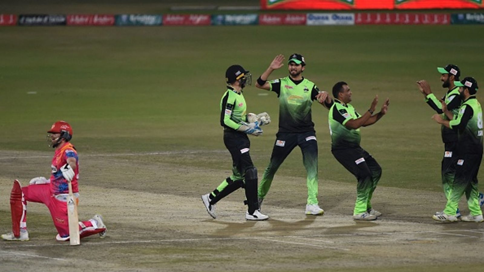 Lahore Qalandars qualify for the final after defeating Islamabad United in last-over thriller Lahore Qalandars qualify for the final after defeating Islamabad United in last-over thriller