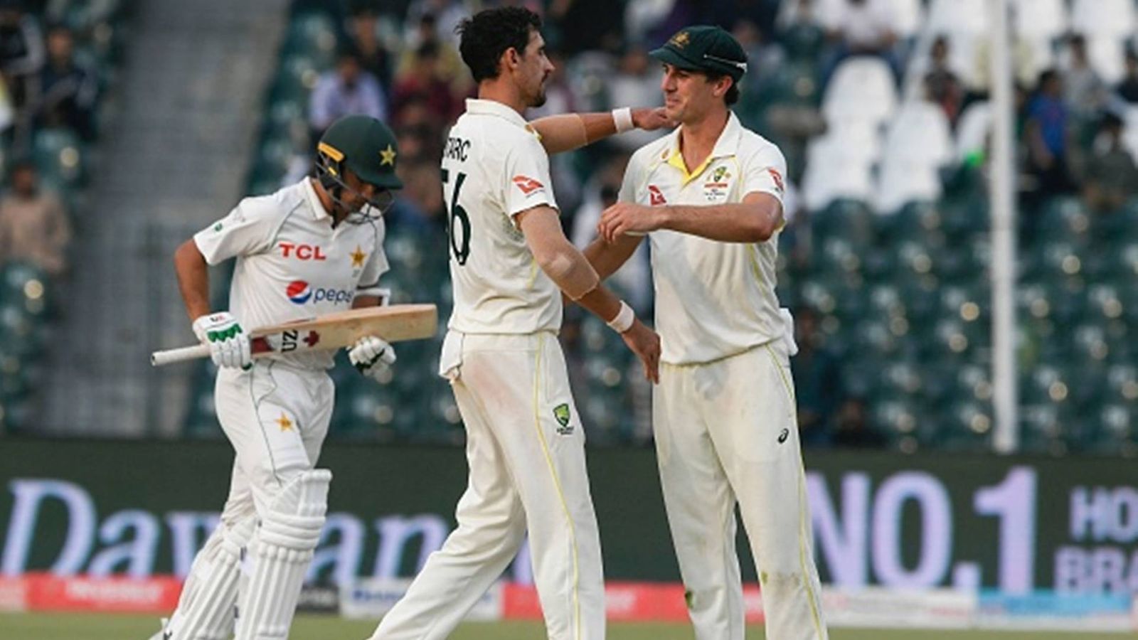 7 wickets in 20 runs! Cummins, Starc’s reverse swing show spices up decider as Pakistan self-destruct in Lahore 7 wickets in 20 runs! Cummins, Starc’s reverse swing show spices up decider as Pakistan self-destruct in Lahore
